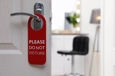 Açık kapı tabelası ile lütfen rahatsız etmeyin otel, alan metin için kolu