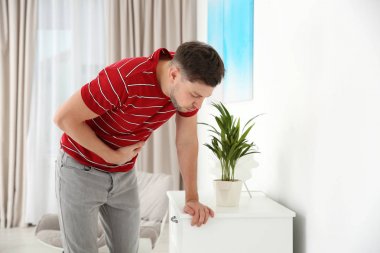 Evde midesi bulanan genç bir adam. Metin için boşluk