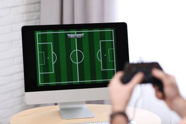 Genç adam closeup evde, video oyun oynarken