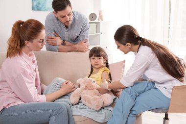 Aile doktoru evde küçük çocuk aşılama