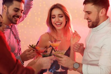 Partide martini kokteyli tutan bir grup genç