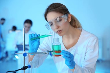 Modern bilimsel laboratuvarda çalışan tıbbi öğrenci