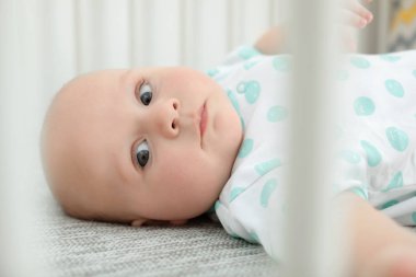 Sevimli küçük bebek rahat beşik yalan