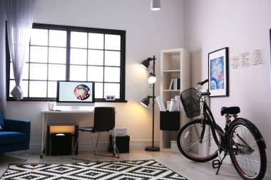 Modern bisiklet ile şık odası iç. Yenilikçi tasarım