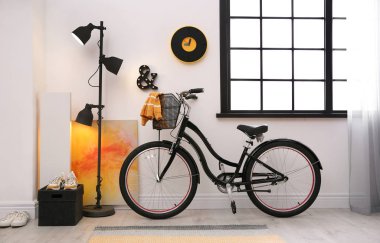 Modern bisiklet ile şık odası iç. Yenilikçi tasarım