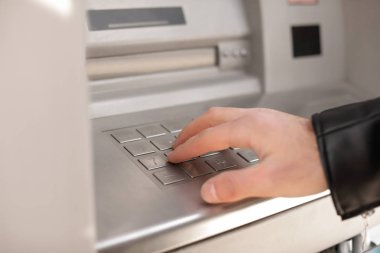 Nakit makinesi tuş takımı açık havada Pin kodu giren adam, closeup görünümü
