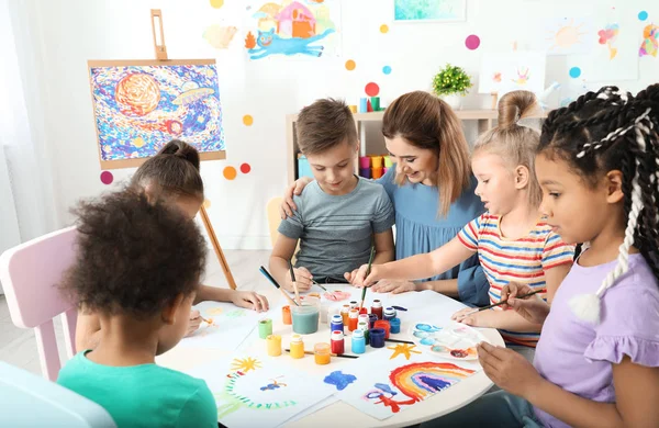 Dzieci z nauczycielka w pomieszczeniu lekcji malarstwa — Zdjęcie stockowe