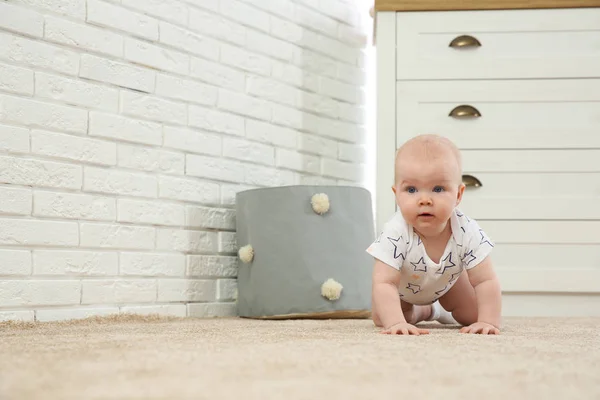 Sevimli küçük bebek kapalı halı üzerinde sürünerek — Stok fotoğraf