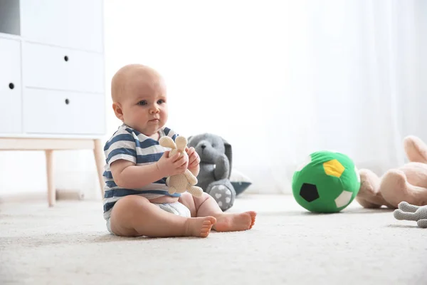 Kapalı halıda sevimli küçük bir bebek. Tarama süresi — Stok fotoğraf