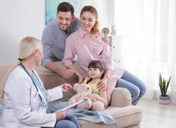 Familie dokter die ziek kind thuis bezoekt — Stockfoto