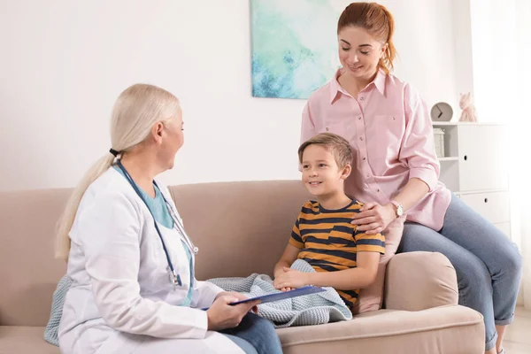 Médico de família visitando criança doente em casa — Fotografia de Stock