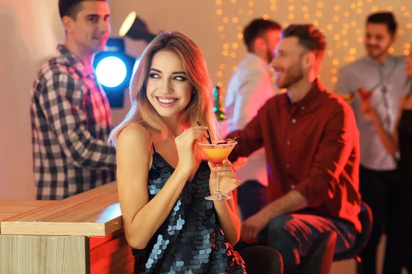 Όμορφη νεαρή γυναίκα με ποτήρι μαρτίνι κοκτέιλ στο μπαρ, Χώρος για το κείμενο — Φωτογραφία Αρχείου