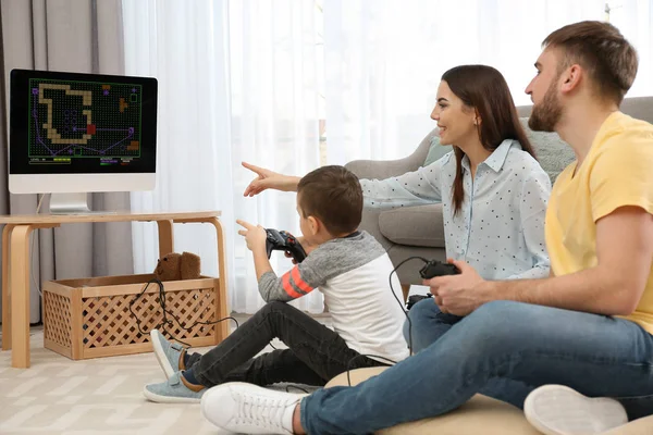 Счастливая семья играет в видеоигры дома. Пространство для текста — стоковое фото