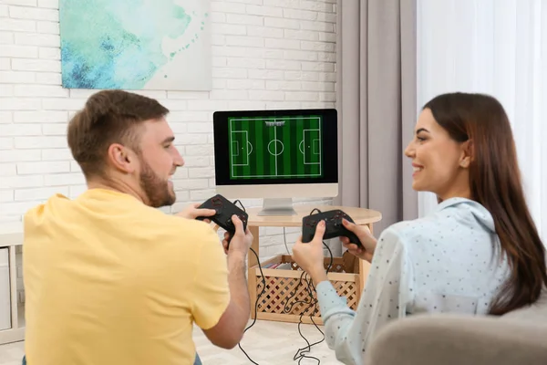 Feliz joven pareja jugando videojuegos en casa — Foto de Stock