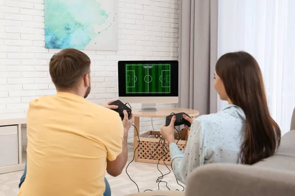 Feliz jovem casal jogar jogos de vídeo em casa — Fotografia de Stock