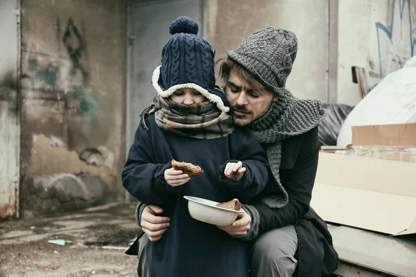 Pauvre père et enfant avec du pain à la décharge — Photo