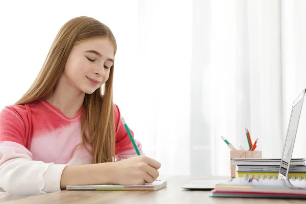 Ragazza adolescente che fa i compiti alla scrivania — Foto Stock