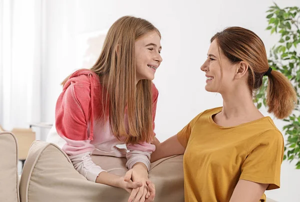 Junge Mutter im Gespräch mit ihrer Teenager-Tochter zu Hause — Stockfoto