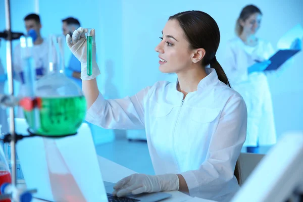 Student medicíny pracující v moderní vědecké laboratoři — Stock fotografie