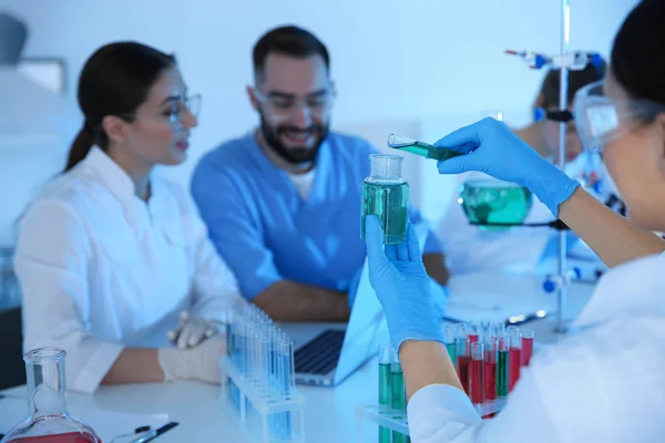Медицинские студенты, работающие в современной научной лаборатории — стоковое фото