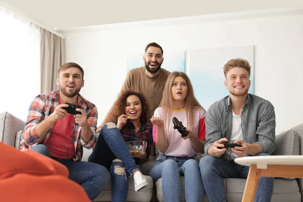 Emotionale Freunde, die zu Hause Videospiele spielen — Stockfoto