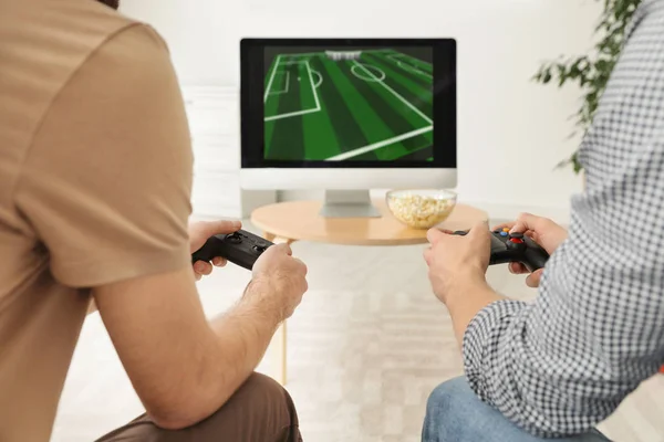 Vänner som spelar TV-spel hemma, närbild — Stockfoto