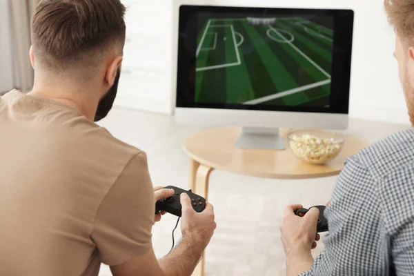 Giovani uomini che giocano ai videogiochi a casa — Foto Stock