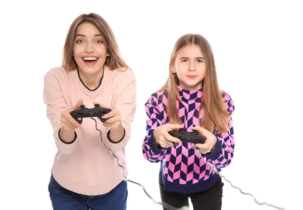 Молодая женщина и девочка-подросток играют в видеоигры с контроллерами, изолированными на белом — стоковое фото