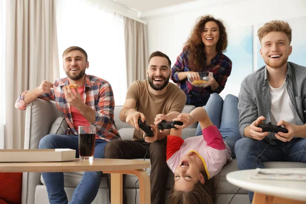 Amigos emocionais jogando videogames em casa — Fotografia de Stock