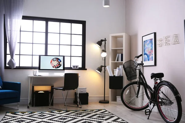 Elegante interno della camera con bicicletta moderna. Design hipster — Foto Stock