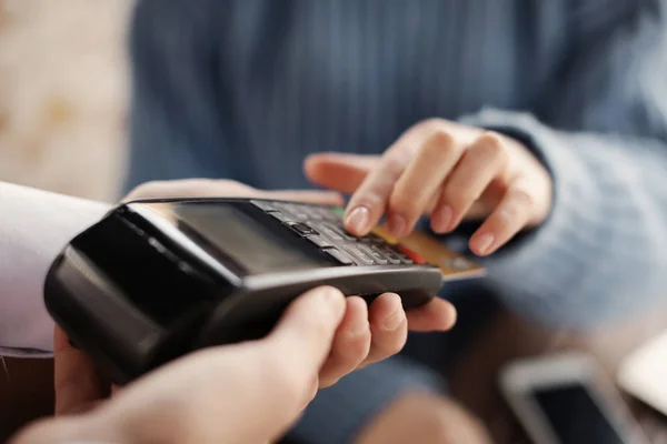 Woman with credit card using payment terminal at restaurant, closeup — 스톡 사진