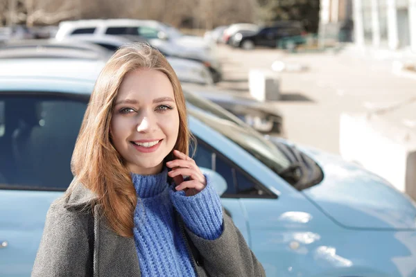 화창한 날에 주차 된 자동차 근처의 아름다운 젊은 여성의 초상화 — 스톡 사진