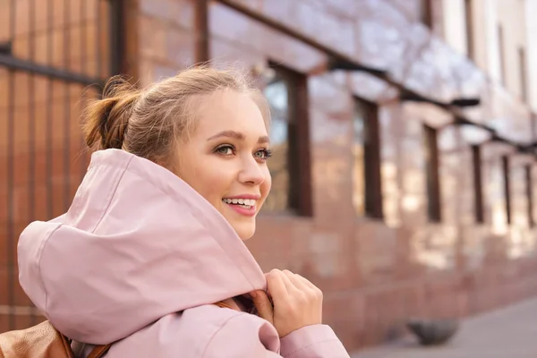 Ritratto di giovane donna felice sulla strada della città — Foto Stock