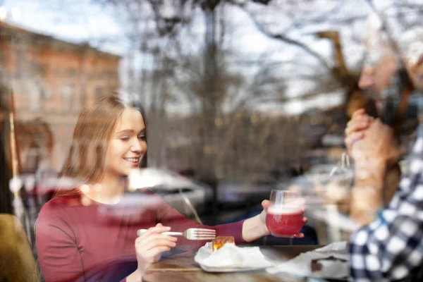 Υπέροχο νεαρό ζευγάρι που περνά χρόνο μαζί στο καφέ, θέα από έξω από το παράθυρο — Φωτογραφία Αρχείου