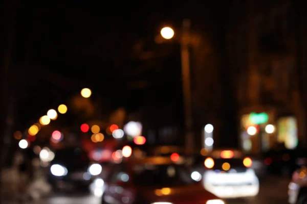 Wazig zicht op de stad straat met verkeer 's nachts — Stockfoto