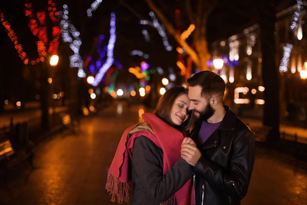 Casal encantador passar o tempo na cidade à noite — Fotografia de Stock