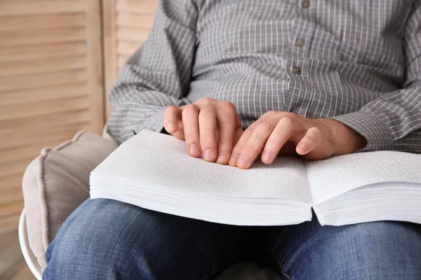 Blind Man Reading boek geschreven in braille thuis, close-up — Stockfoto