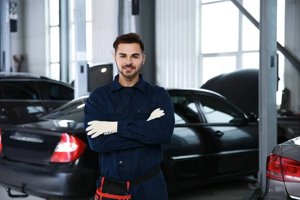 Retrato del técnico cerca del coche en el taller de reparación de automóviles — Foto de Stock
