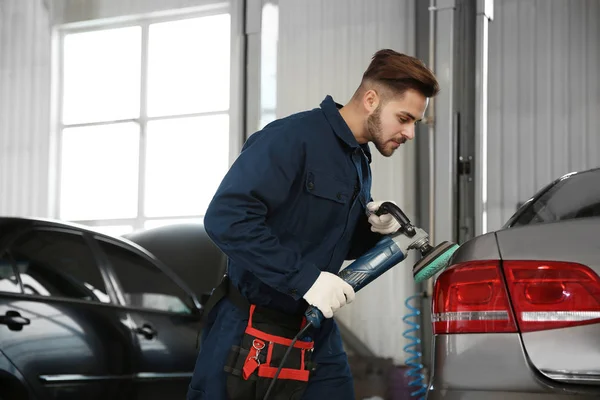 Técnico polimento corpo do carro com ferramenta na oficina de reparação de automóveis — Fotografia de Stock