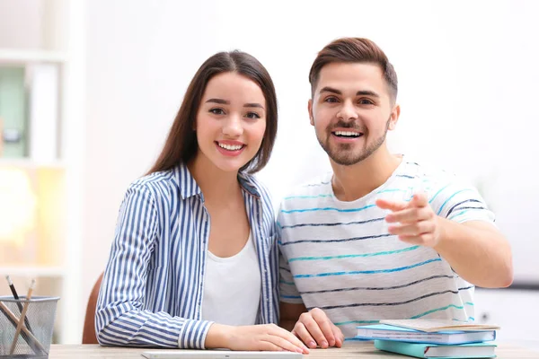 Glückliches Paar nutzt Videochat für Gespräche im Haus — Stockfoto