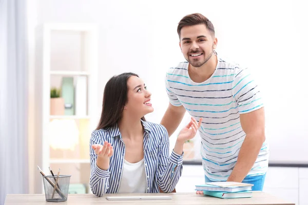 Casal feliz usando bate-papo de vídeo para conversa dentro de casa — Fotografia de Stock