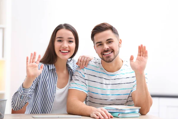 Glückliches Paar nutzt Videochat für Gespräche im Haus — Stockfoto