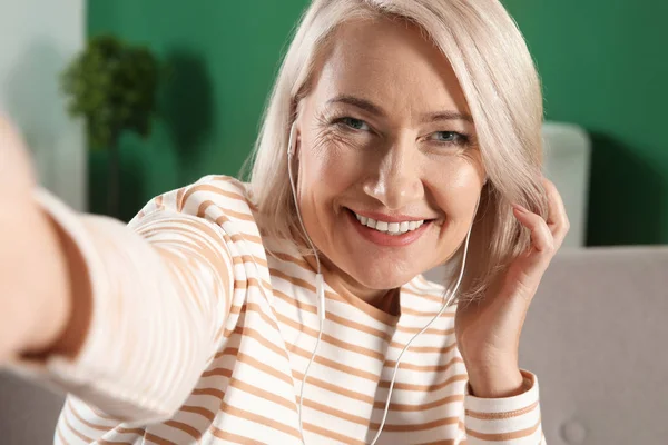 Reife Frau mit Video-Chat zu Hause, Blick aus der Web-Kamera — Stockfoto