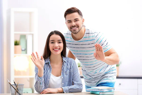 Pareja feliz utilizando el chat de vídeo para la conversación en interiores — Foto de Stock