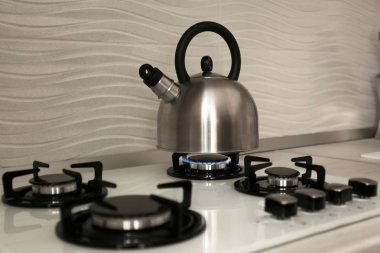 Modern gaz sobası düdük ile çelik su ısıtıcısı