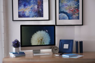 Masa üzerinde bilgisayar ile modern işyeri iç