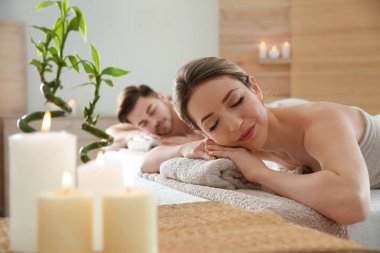Spa salonunda dinlenen romantik genç çift