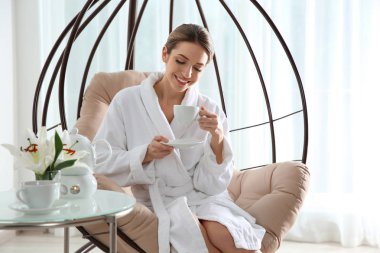 Spa salonunda çay içen güzel genç kadın