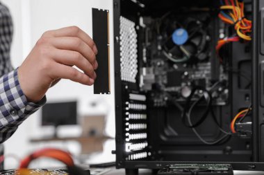 Erkek teknisyen, Ram çipini sistem ünitesine koyuyor, yakın çekim. Bilgisayar onarımı