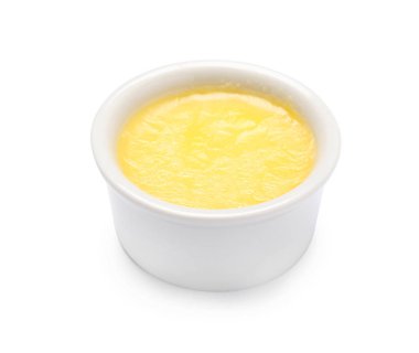 Beyaz arka plan üzerinde açıklık tereyağı ile Seramik kase